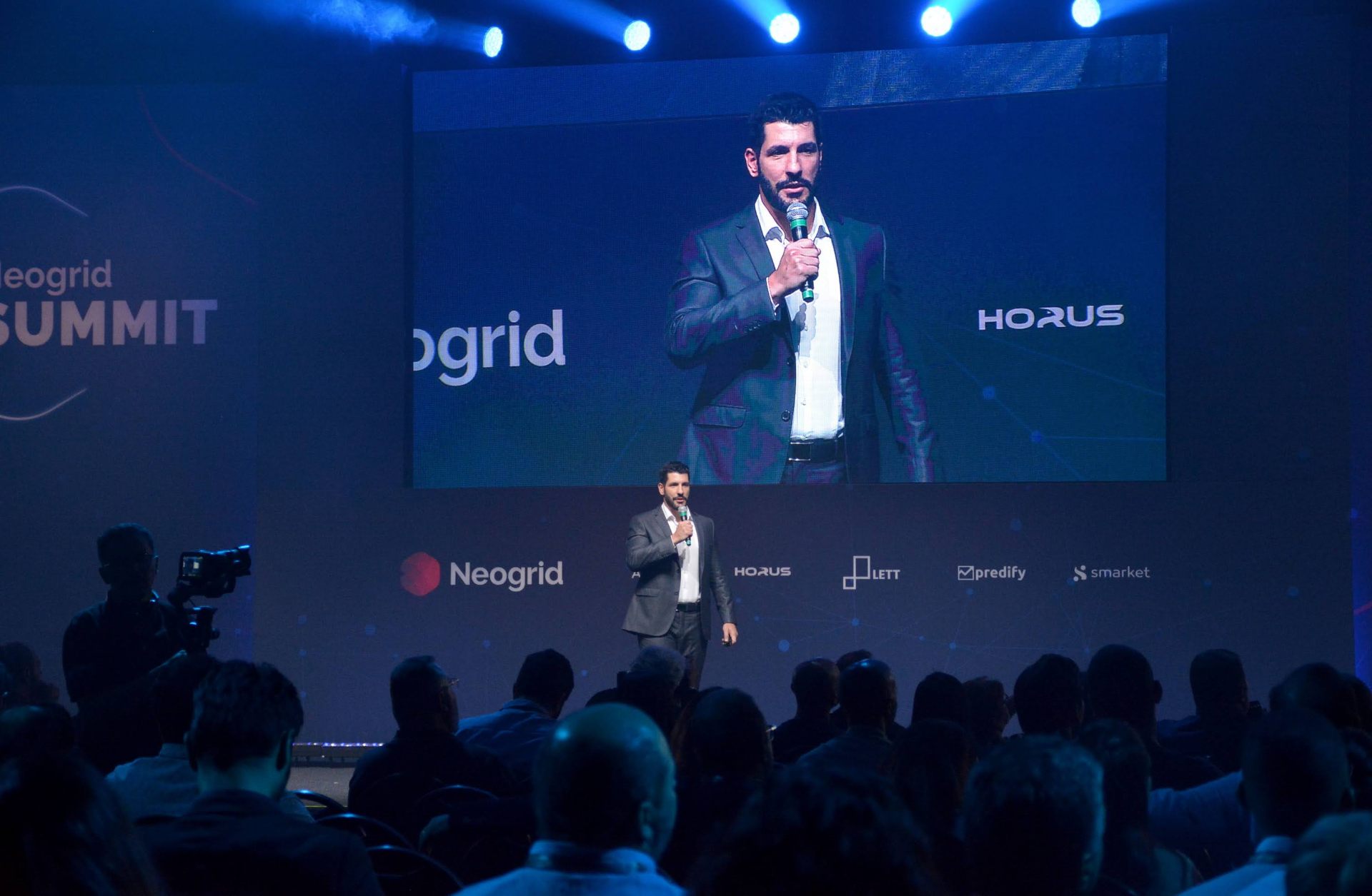Thomaz Camanho no palco do Neogrid Summit